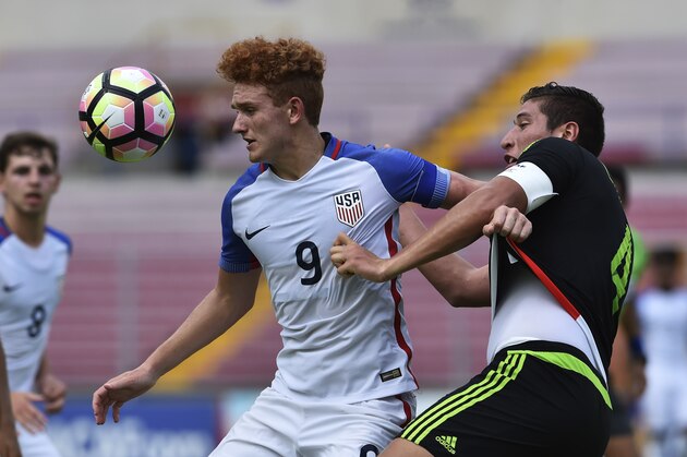 Mexico' Luis Olivas (R) vies for the ball with US Josh Sargent during their Under 17 Concacaf final football match at the Rommel Fernandez stadium on May 07, 2017 in Panama City. / AFP PHOTO / RODRIGO ARANGUA        (Photo credit should read RODRIGO ARANGUA/AFP/Getty Images)