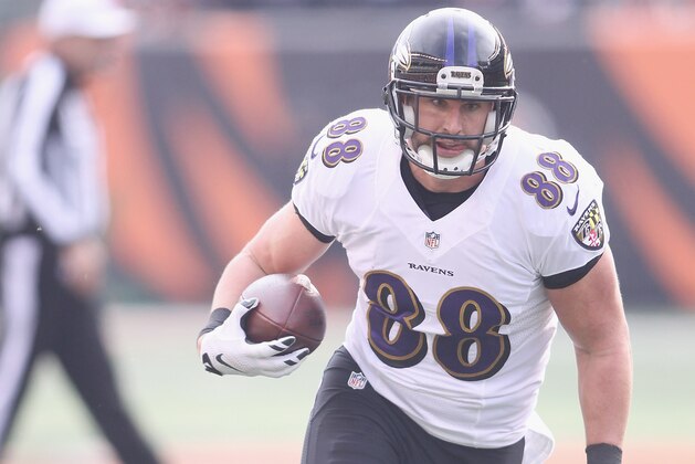 CINCINNATI, OH - JANUARY 01:  Dennis Pitta #88 of the Baltimore Ravens runs the football upfield during the game against the Cincinnati Bengals at Paul Brown Stadium on January 1, 2017 in Cincinnati, Ohio.The Bengals defeated the Ravens 27-10.  (Photo by John Grieshop/Getty Images)