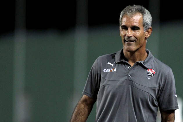 SALVADOR, BAHIA , BRAZIL - MAY 18: Head coach Carlos Amadeu during the  match between Vitoria and Palmeiras as part of Brasileirao Series A 2014 at Pituacu Stadium on May 18, 2014  in Salvador, Bahia, Brazil. (Photo by Felipe Oliveira/Getty Images)