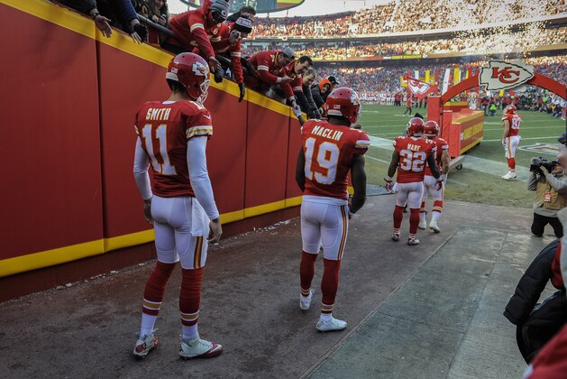 Kansas City Chiefs quarterback Alex Smith (11) and Kansas City Chiefs wide receiver Jeremy Maclin (19) prepare to enter the field for the start of their NFL football game against the Oakland Raiders in Kansas City, Mo., Sunday, Jan, 3, 2016. (AP Photo/Reed Hoffmann)