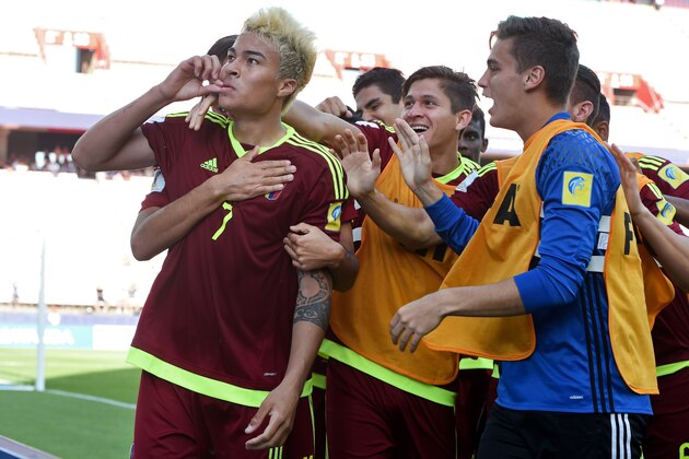 Venezuela's forward Adalberto Penaranda Maestre (L) is congratulated by his teammates after scoring during their U-20 World Cup quarter-final football match between Venezuela and the US in Jeonju on June 4, 2017.  / AFP PHOTO / JUNG Yeon-Je        (Photo credit should read JUNG YEON-JE/AFP/Getty Images)