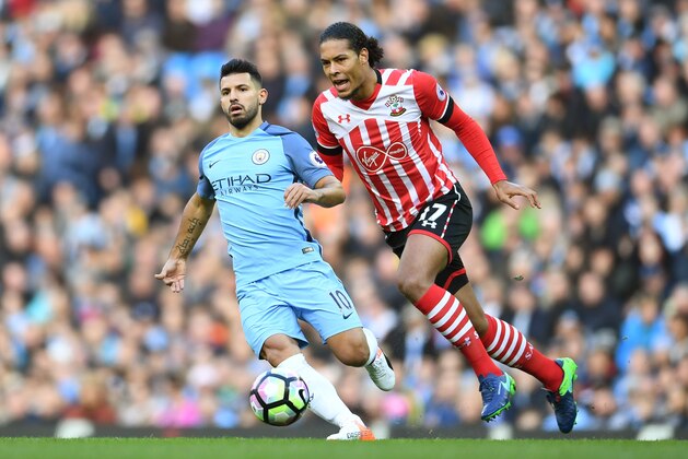 MANCHESTER, ENGLAND - OCTOBER 23:  Virgil van Dijk of Southampton closes down Sergio Aguero of Manchester City during the Premier League match between Manchester City and Southampton at Etihad Stadium on October 23, 2016 in Manchester, England.  (Photo by Laurence Griffiths/Getty Images)
