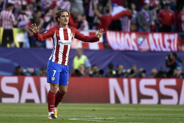 TOPSHOT - Atletico Madrid's French forward Antoine Griezmann celebrates a goal during the UEFA Champions League semifinal second leg football match Club Atletico de Madrid vs Real Madrid CF at the Vicente Calderon stadium in Madrid, on May 10, 2017. / AFP PHOTO / GERARD JULIEN        (Photo credit should read GERARD JULIEN/AFP/Getty Images)