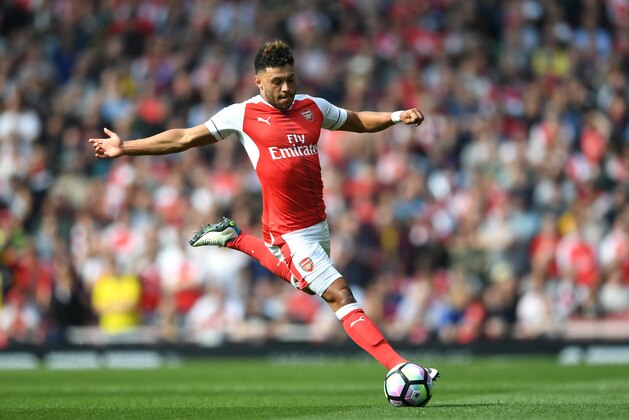 LONDON, ENGLAND - MAY 07:  Alex Oxlade-Chamberlain of Arsenal in action during the Premier League match between Arsenal and Manchester United at Emirates Stadium on May 7, 2017 in London, England.  (Photo by Laurence Griffiths/Getty Images)