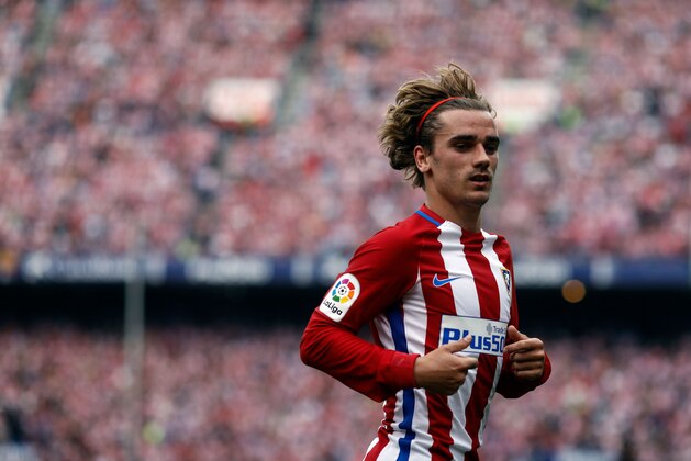 Atletico de Madrid's forward Griezmann runs during the Spanish league football match Club Atletico de Madrid vs Athletic Club Bilbao at the Vicente Calderon stadium in Madrid on May 21, 2017. / AFP PHOTO / OSCAR DEL POZO        (Photo credit should read OSCAR DEL POZO/AFP/Getty Images)