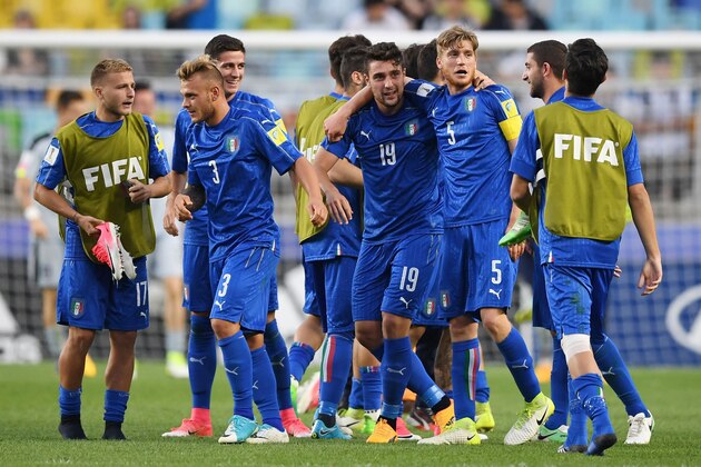 Italy's players celebrate their victory during the U-20 World Cup quarter-final football match between Italy and Zambia in Suwon on June 5, 2017.  / AFP PHOTO / JUNG Yeon-Je        (Photo credit should read JUNG YEON-JE/AFP/Getty Images)
