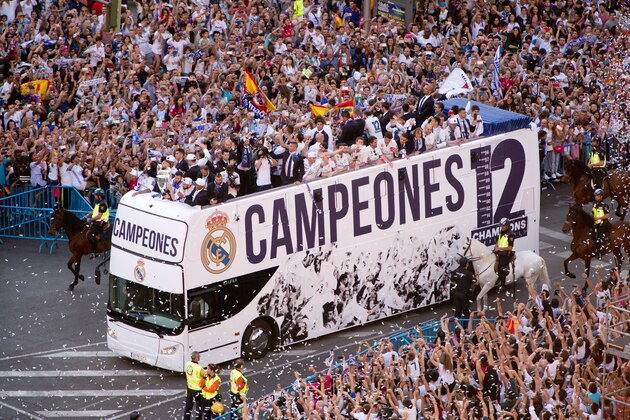 MADRID, SPAIN - JUNE 4: Real Madrid celebrates their UEFA Champions League victory at Cibeles square on June 4, 2017 in Madrid, Spain. (Photo by Sonia Canada/Getty Images)