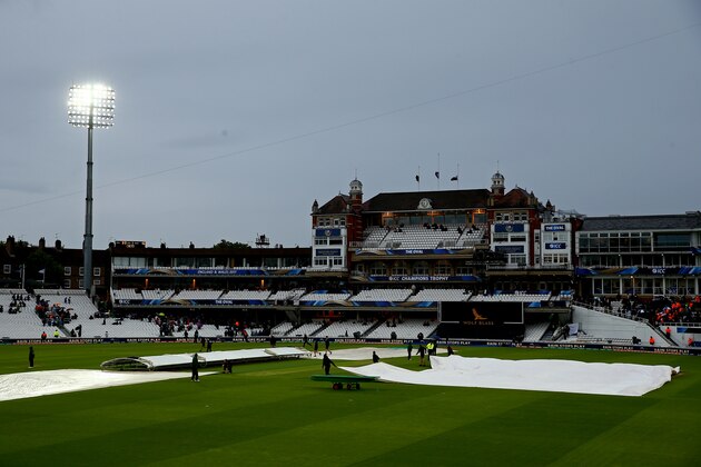 LONDON, ENGLAND - JUNE 05:  Groundstaff pull the covers on as rain delays play during the ICC Champions Trophy match between Australia and Bangladesh at The Kia Oval on June 5, 2017 in London, England.  (Photo by Jordan Mansfield/Getty Images)