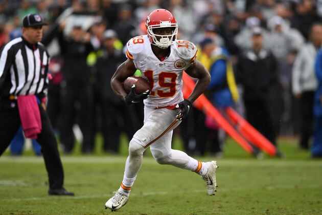 OAKLAND, CA - OCTOBER 16:  Jeremy Maclin #19 of the Kansas City Chiefs runs after a catch against the Oakland Raiders during their NFL game at Oakland-Alameda County Coliseum on October 16, 2016 in Oakland, California.  (Photo by Thearon W. Henderson/Getty Images)