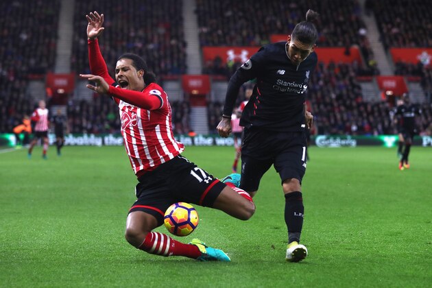 SOUTHAMPTON, ENGLAND - NOVEMBER 19: Virgil van Dijk of Southampton (L) is fouled by Roberto Firmino of Liverpool (R) during the Premier League match between Southampton and Liverpool at St Mary's Stadium on November 19, 2016 in Southampton, England.  (Photo by Clive Rose/Getty Images)