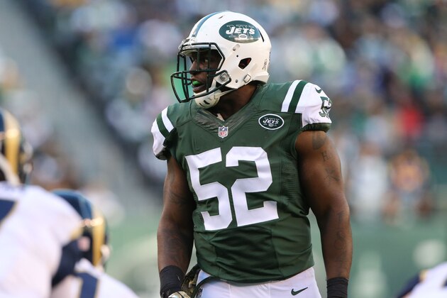 EAST RUTHERFORD, NJ - NOVEMBER 13: Linebacker David Harris #52 of the New York Jets follows the action against the Los Angeles Rams at MetLife Stadium on November 13, 2016 in East Rutherford, New Jersey. (Photo by Al Pereira/Getty Images)