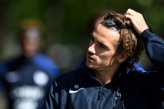 France's forward Antoine Griezmann arrives for a  a training session in Clairefontaine en Yvelines on June 6, 2017 as part of the team's preparation for the upcoming WC 2018 qualifiers against Sweden.  / AFP PHOTO / FRANCK FIFE        (Photo credit should read FRANCK FIFE/AFP/Getty Images)