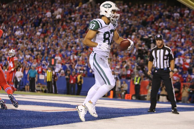 ORCHARD PARK, NY - SEPTEMBER 15: Wide Receiver Eric Decker #87 of The New York Jets makes a scores a Touchdown against the Buffalo Bills at Ralph Wilson Stadium on September 15, 2016 in Orchard Park, New York.  (Photo by Al Pereira/Getty Images)