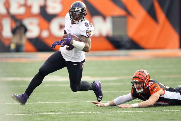 CINCINNATI, OH - JANUARY 1:  Steve Smith Sr. #89 of the Baltimore Ravens out runs Nick Vigil #59 of the Cincinnati Bengals during the third quarter at Paul Brown Stadium on January 1, 2017 in Cincinnati, Ohio. (Photo by John Grieshop/Getty Images)