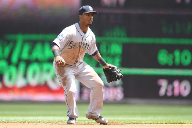 WASHINGTON, DC - MAY 25:  Jean Segura #2 of the Seattle Mariners leads off second base during a baseball game against the Washington Nationals at Nationals Park on May 25, 2017 in Washington, DC.  The Mariners won 4-2.  (Photo by Mitchell Layton/Getty Images)