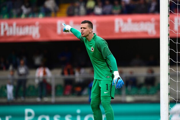 AS Roma's Polish goalkeeper Wojciech Szcesny gestures during the Italian Serie A football match Chievo vs AS Roma at the Marcantonio Bentegodi stadium in Verona on May 20, 2017. / AFP PHOTO / MIGUEL MEDINA        (Photo credit should read MIGUEL MEDINA/AFP/Getty Images)