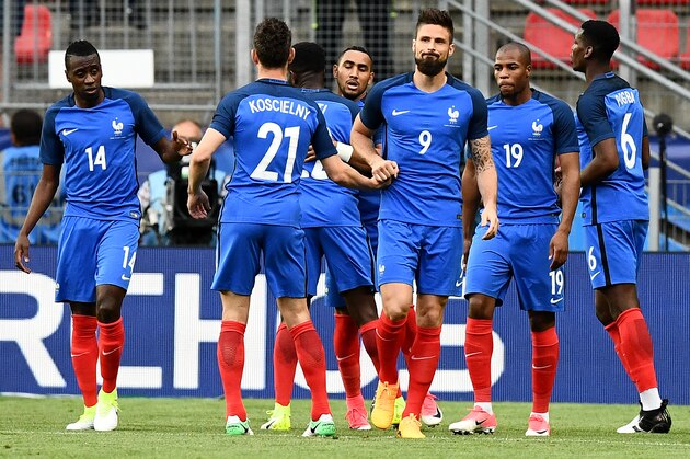 France's forward Olivier Giroud (C) celebrates scoring the opening goal during the friendly football match France vs Paraguay on June 2, 2017 at the Roazhon Park stadium in Rennes. / AFP PHOTO / FRANCK FIFE        (Photo credit should read FRANCK FIFE/AFP/Getty Images)