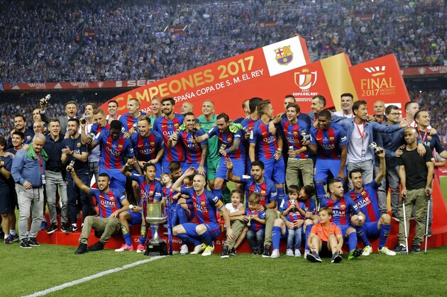 MADRID, SPAIN - MAY 27:     FC Barcelona team poses for a picture with the trophy after winning  the Copa Del Rey Final between FC Barcelona and Deportivo Alaves at Vicente Calderon Stadium on May 27, 2017 in Madrid, Spain. (Photo by TF-Images/Getty Images)