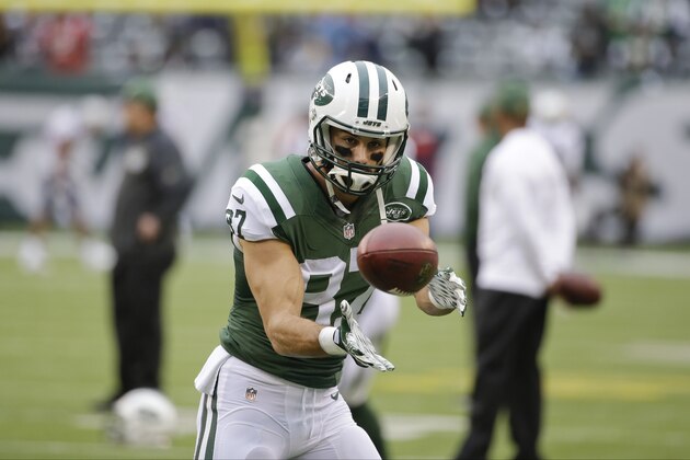 New York Jets wide receiver Eric Decker (87) warms up before an NFL football game against the New England Patriots Sunday, Dec. 27, 2015, in East Rutherford, N.J.  (AP Photo/Seth Wenig)
