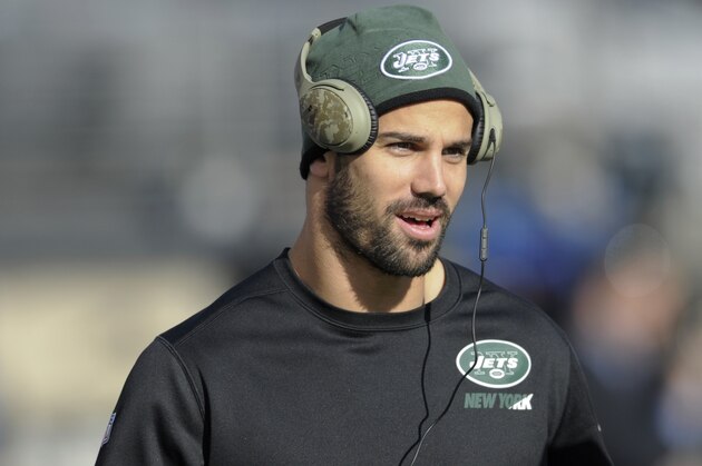 FILE - In this Dec. 6, 2015, file photo, New York Jets wide receiver Eric Decker warms up before an NFL football game against the New York Giants in East Rutherford. The Jets have placed Decker on injured reserve Wednesday, Oct. 12, 2016, with a partially torn rotator cuff in his right shoulder, likely ending his season. (AP Photo/Bill Kostroun, File)