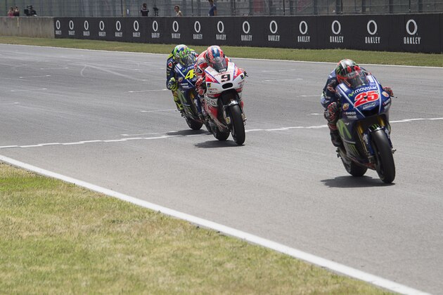 SCARPERIA, ITALY - JUNE 04: Maverick Vinales of Spain and  Movistar Yamaha MotoGP  leads the field during the MotoGP race during the MotoGp of Italy - Race at Mugello Circuit on June 4, 2017 in Scarperia, Italy.  (Photo by Mirco Lazzari gp/Getty Images)