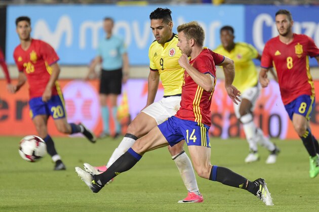Colombia's forward Radamel Falcao (L) vies with Spain's midfielder Asier Illarramendi during the friendly international football match Spain vs Colombia at the Condomina stadium in Murcia on June 7, 2017. / AFP PHOTO / JOSE JORDAN        (Photo credit should read JOSE JORDAN/AFP/Getty Images)