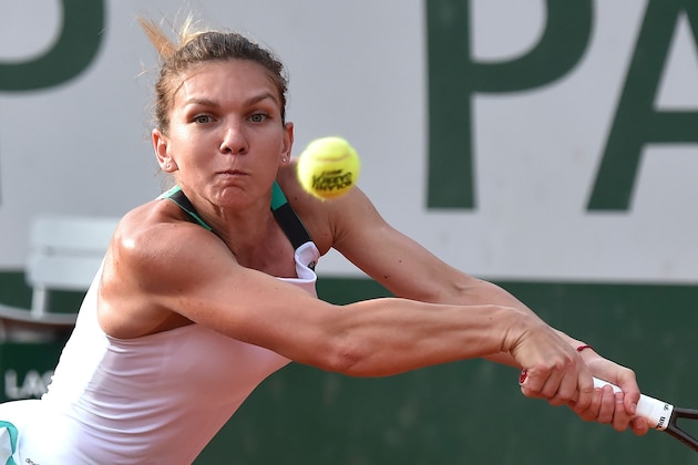 Romania's Simona Halep returns the ball to Czech Republic's Karolina Pliskova during their semifinal tennis match at the Roland Garros 2017 French Open on June 8, 2017 in Paris.  / AFP PHOTO / FRANCOIS XAVIER MARIT        (Photo credit should read FRANCOIS XAVIER MARIT/AFP/Getty Images)