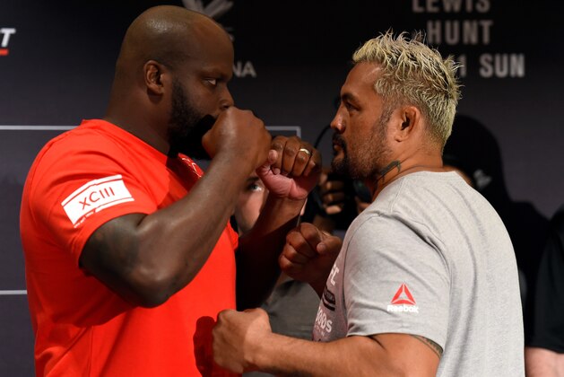 AUCKLAND, NEW ZEALAND - JUNE 08:  (L-R) Opponents Derrick Lewis and Mark Hunt of New Zealand face off during the UFC Fight Night Ultimate Media Day at the Langham Hotel on June 8, 2017 in Auckland, New Zealand. (Photo by Josh Hedges/Zuffa LLC/Zuffa LLC via Getty Images)