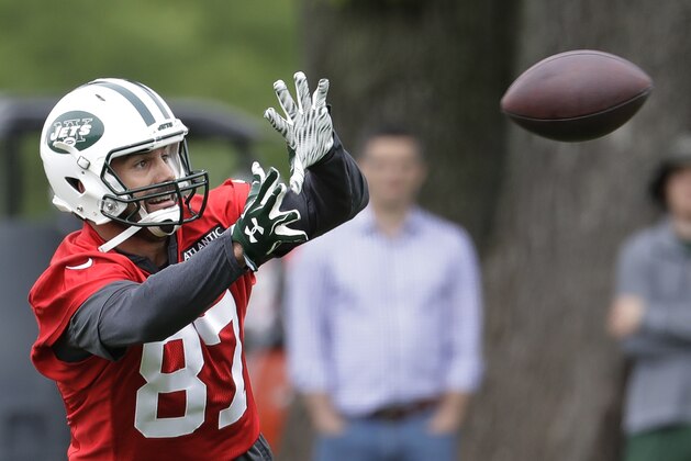 New York Jets wide receiver Eric Decker catches a pass during the team's organized team activities at its NFL football training facility, Tuesday, May 23, 2017, in Florham Park, N.J. (AP Photo/Julio Cortez) New York Jets wide receiver Eric Decker catches a pass during the team's organized team activities at its NFL football training facility, Tuesday, May 23, 2017, in Florham Park, N.J. (AP Photo/Julio Cortez)
