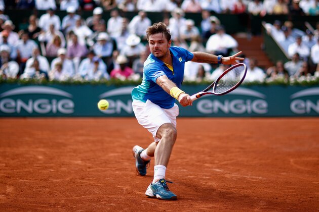 PARIS, FRANCE - JUNE 09:  Stan Wawrinka of Switzerland plays a backhand during mens singles semi-final match against Andy Murray of Great Britain on day thirteen of the 2017 French Open at Roland Garros on June 9, 2017 in Paris, France.  (Photo by Adam Pretty/Getty Images)