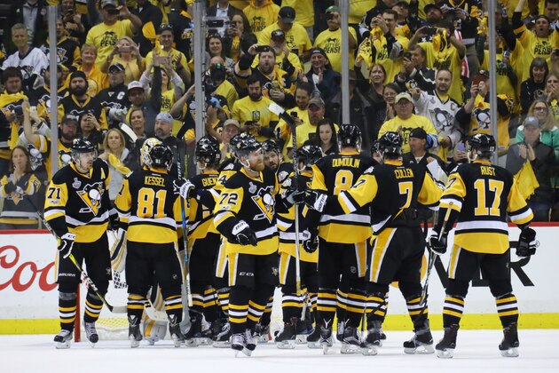 PITTSBURGH, PA - JUNE 08:  Matt Murray #30 of the Pittsburgh Penguins is congratulated by his teammates after their teams 6-0 win over the Nashville Predators in Game Five of the 2017 NHL Stanley Cup Final at PPG PAINTS Arena on June 8, 2017 in Pittsburgh, Pennsylvania.  (Photo by Bruce Bennett/Getty Images)