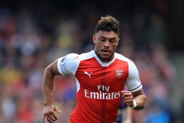 LONDON, ENGLAND - MAY 07:  Alex Oxlade-Chamberlain of Arsenal in action during the Premier League match between Arsenal and Manchester United at Emirates Stadium on May 7, 2017 in London, England.  (Photo by Richard Heathcote/Getty Images)