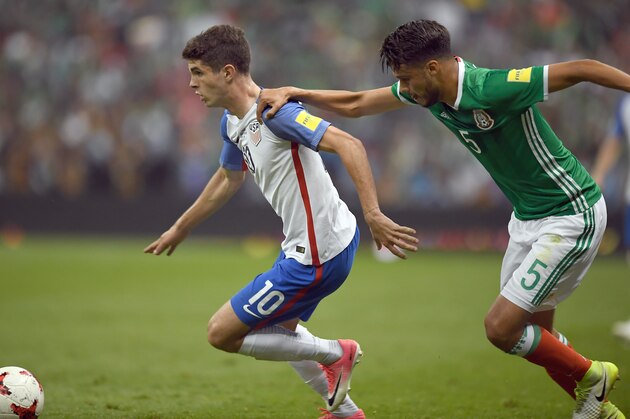 US player Christian Pulisic (L) is marked by Mexico's Diego Reyes during their 2018 FIFA World Cup Concacaf qualifier football match, in Mexico City, on June 11, 2017. / AFP PHOTO / Alfredo ESTRELLA        (Photo credit should read ALFREDO ESTRELLA/AFP/Getty Images)