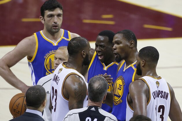 El jugador de los Cavaliers de Cleveland LeBron James (23) discute con su rival de los Warriors de Golden State Draymond Green (23) y Kevin Durant (35) durante la segunda mitad del Juego 4 de la final de la NBA, en Cleveland, el 9 de junio de 2017. (AP Foto/Ron Schwane)