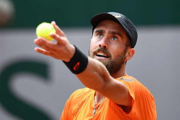 US Steve Johnson serves to Austria's Dominic Thiem during their tennis match at the Roland Garros 2017 French Open on June 2, 2017 in Paris.  / AFP PHOTO / Eric FEFERBERG        (Photo credit should read ERIC FEFERBERG/AFP/Getty Images)
