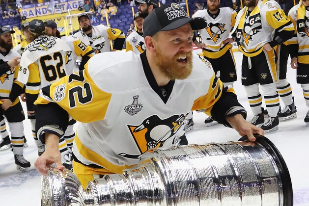 NASHVILLE, TN - JUNE 11:  Patric Hornqvist #72 of the Pittsburgh Penguins celebrates with the Stanley Cup Trophy after they defeated the Nashville Predators 2-0 to win the 2017 NHL Stanley Cup Final at the Bridgestone Arena on June 11, 2017 in Nashville, Tennessee.  (Photo by Bruce Bennett/Getty Images)