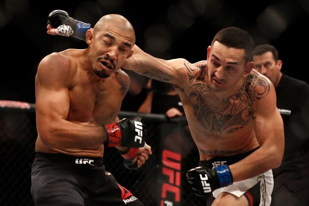 RIO DE JANEIRO, BRAZIL - JUNE 03:  (R-L) Max Holloway punches Jose Aldo of Brazil in their UFC featherweight championship bout during the UFC 212 event at Jeunesse Arena on June 3, 2017 in Rio de Janeiro, Brazil. (Photo by Buda Mendes/Zuffa LLC/Zuffa LLC via Getty Images)