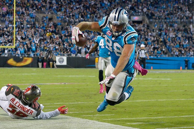CHARLOTTE, NC - OCTOBER 10:  Greg Olsen #88 of the Carolina Panthers dives out of bounds after a catch against the Tampa Bay Buccaneers in the 3rd quarter during the game at Bank of America Stadium on October 10, 2016 in Charlotte, North Carolina.  (Photo by Grant Halverson/Getty Images)