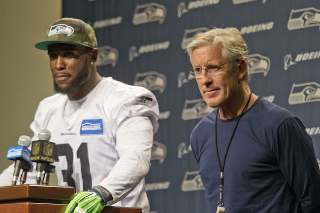 El safety Kam Chancellor, izquierda, y el coach Pete Carroll, de los Seahawks de Seattle, hablan en conferencia de prensa sobre el regreso de Chancellor al equipo luego de ausentarse por una disputa contractual, en la sede de los Seahawks en Renton, Washington, el miércoles 23 de septiembre de 2015. (Photo/John Froschauer)