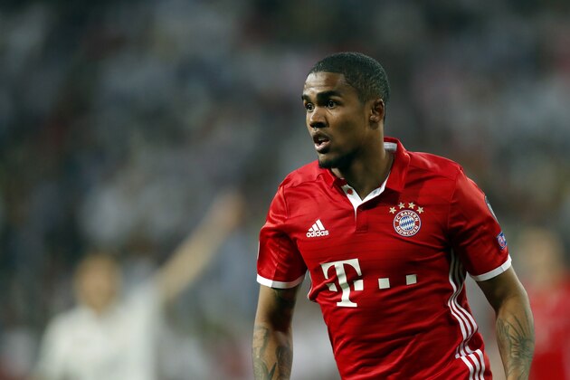 Douglas Costa of Bayern Munichduring the UEFA Champions League quarter final match between Real Madrid and Bayern Munich on April 18, 2017 at the Santiago Bernabeu stadium in Madrid, Spain(Photo by VI Images via Getty Images)