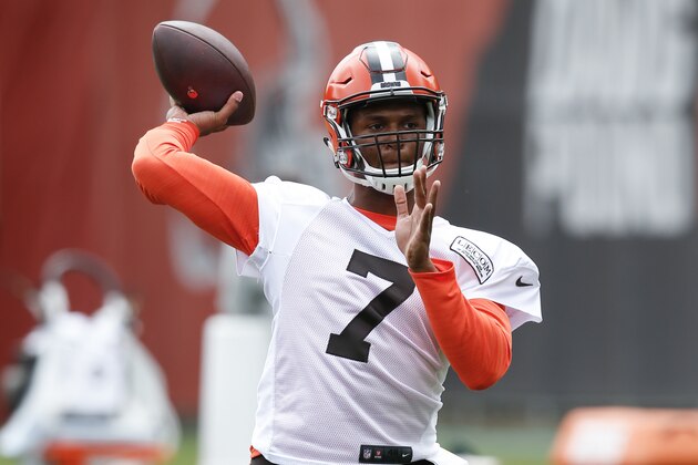 Cleveland Browns' DeShone Kizer throws during the team's organized team activity at its NFL football training facility Tuesday, June 6, 2017, in Berea, Ohio. (AP Photo/Ron Schwane)