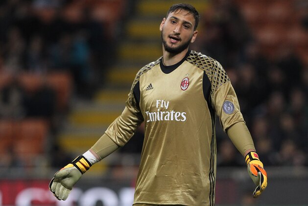 MILAN, ITALY - MAY 07:  Gianluigi Donnarumma of AC Milan shows his dejection during the Serie A match between AC Milan and AS Roma at Stadio Giuseppe Meazza on May 7, 2017 in Milan, Italy.  (Photo by Marco Luzzani/Getty Images)