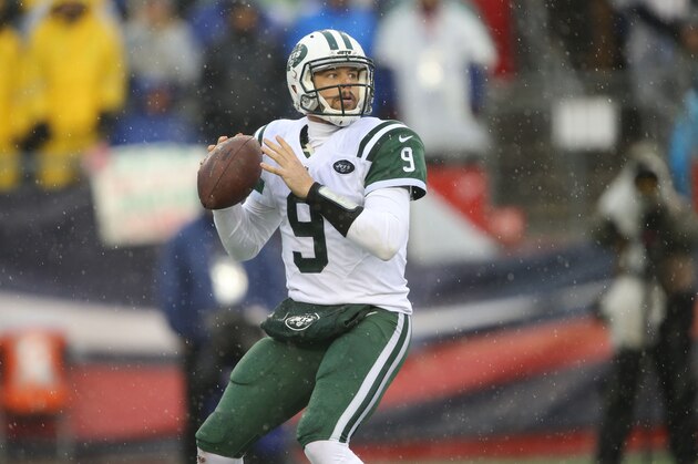 FOXBORO, MA - DECEMBER 24: Quarterback Bryce Petty #9 of the New York Jets passes the ball in the rain against the New England Patriots at Gillette Stadium on December 24, 2016 in Foxboro, Massachusetts. (Photo by Al Pereira/Getty Images)