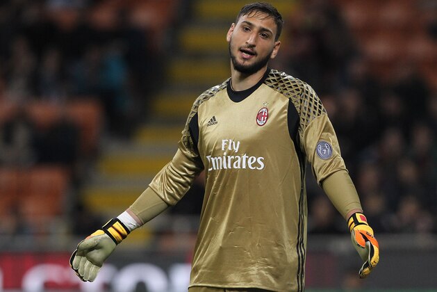 MILAN, ITALY - MAY 07:  Gianluigi Donnarumma of AC Milan shows his dejection during the Serie A match between AC Milan and AS Roma at Stadio Giuseppe Meazza on May 7, 2017 in Milan, Italy.  (Photo by Marco Luzzani/Getty Images)