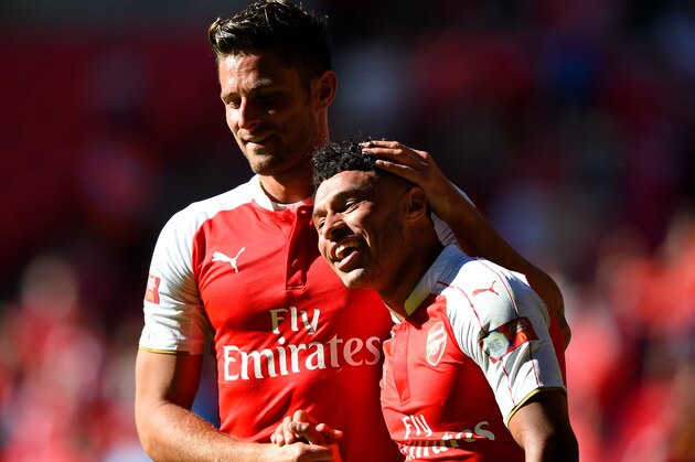 LONDON, ENGLAND - AUGUST 02:  Alex Oxlade-Chamberlain (R) and Olivier Giroud (L) of Arsenal celebrate their 1-0 win in the FA Community Shield match between Chelsea and Arsenal at Wembley Stadium on August 2, 2015 in London, England.  (Photo by Shaun Botterill/Getty Images)