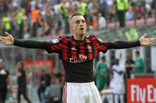 MILAN, ITALY - MAY 21:  Gerard Deulofeu of AC Milan celebrates after scoring the opening goal during the Serie A match between AC Milan and Bologna FC at Stadio Giuseppe Meazza on May 21, 2017 in Milan, Italy.  (Photo by Marco Luzzani/Getty Images)