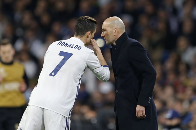 Real Madrid's Cristiano Ronaldo talks with Real Madrid's head coach Zinedine Zidane during the Champions League round of 16, first leg, soccer match between Real Madrid and Napoli at the Santiago Bernabeu stadium in Madrid, Wednesday Feb. 15, 2017. (AP Photo/Francisco Seco)