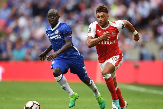 LONDON, ENGLAND - MAY 27: N'Golo Kante of Chelsea and Alex Oxlade-Chamberlain of Arsenal race for the ball during The Emirates FA Cup Final between Arsenal and Chelsea at Wembley Stadium on May 27, 2017 in London, England.  (Photo by Laurence Griffiths/Getty Images)
