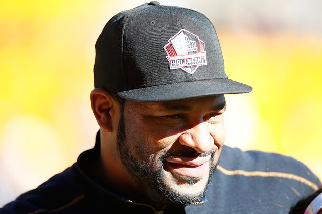 PITTSBURGH, PA - NOVEMBER 15:  Hall of Famer Jerome Bettis spends time on the field before the start of the game between the Pittsburgh Steelers and Cleveland Browns at Heinz Field on November 15, 2015 in Pittsburgh, Pennsylvania.  (Photo by Jared Wickerham/Getty Images)