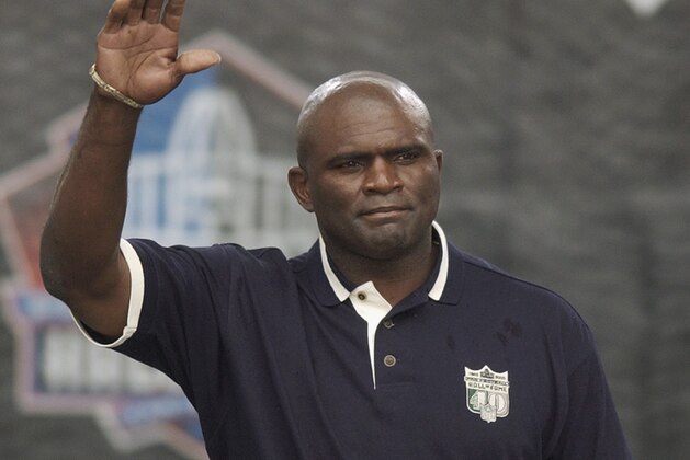 CANTON, OH - AUGUST 3:  Pro Football Hall of Famer (Class of 1999) Lawrence Taylor waves as he is introduced during the 2003 NFL Hall of Fame Induction ceremony on August 3, 2003 in Canton, Ohio.  (Photo by David Maxwell/Getty Images)